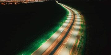 Obra de iluminação solar no anel viário de Ponta Porã avança para a reta final com 75% de execução