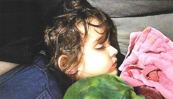 Foto feita pela genitora, às 22h do dia anterior ao óbito de Sophia, mostra que a vítima já estava debilitada. (Relatório do Gaeco/MPMS)