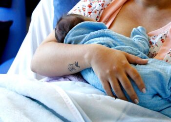 Proposta cria medidas para evitar evasão escolar de mães e pais adolescentes