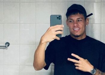 Pai entrega à polícia celular de jovem que morr*u após encontro com jogador do Corinthians