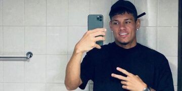 Pai entrega à polícia celular de jovem que morr*u após encontro com jogador do Corinthians