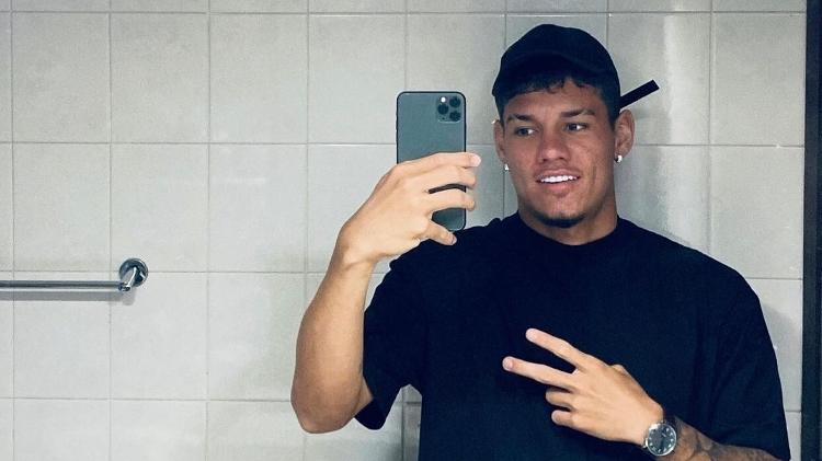 Pai entrega à polícia celular de jovem que morr*u após encontro com jogador do Corinthians