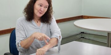 No Dia Internacional da Mulher, professora surda de MS dá aula de superação