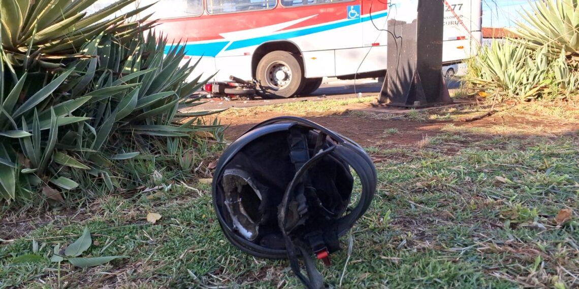 Sábado trágico: dois motociclistas m*rrem em diferentes pontos da Capital ao baterem moto em ônibus; veja vídeos