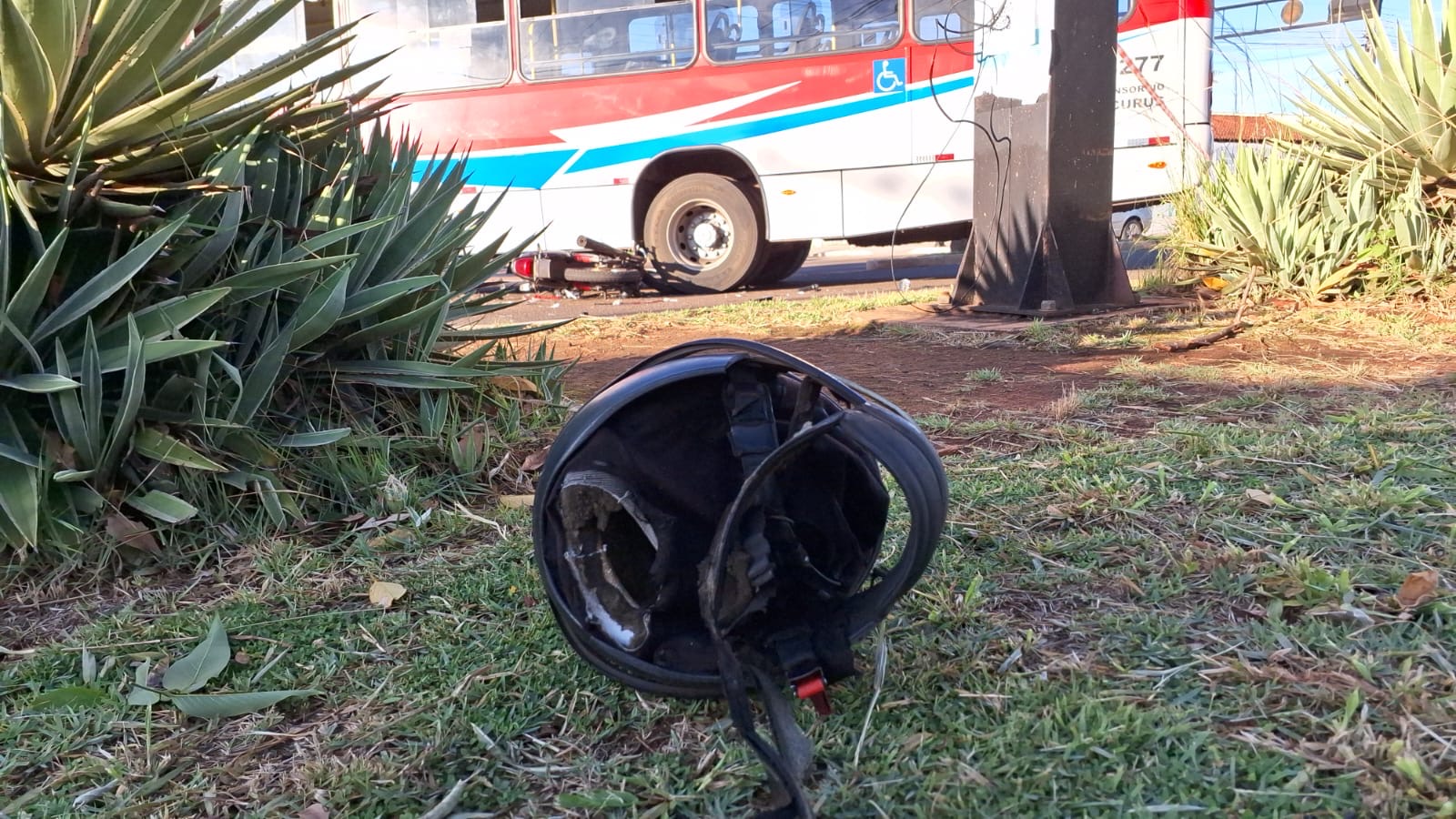 Sábado trágico: dois motociclistas m*rrem em diferentes pontos da Capital ao baterem moto em ônibus; veja vídeos