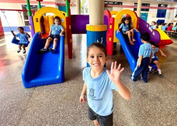 Alunos da REME comemoram a chegada dos novos parquinhos