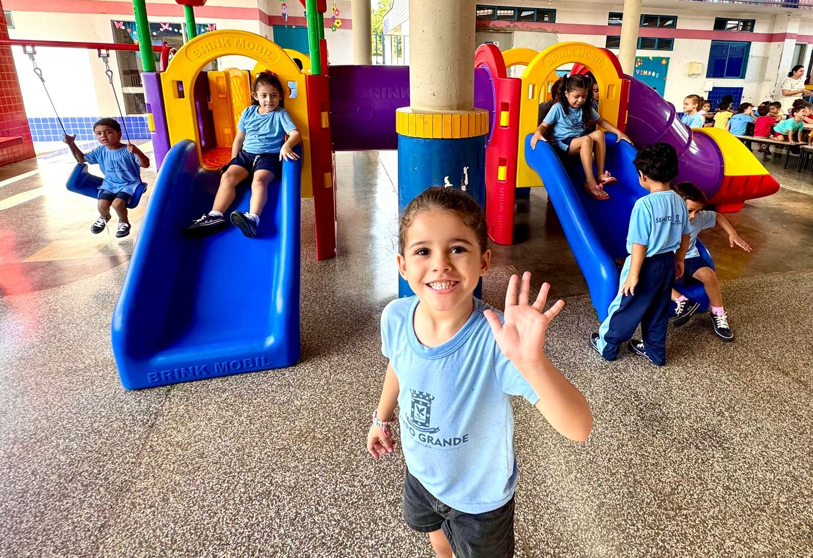 Alunos da REME comemoram a chegada dos novos parquinhos