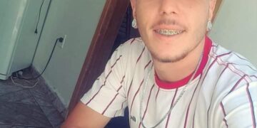 Moto-entregador m*rre ao bater em carro na avenida Monte Castelo 