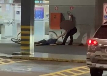 Vídeo: homem embriagado é espancado por segurança após pedir comida em supermercado