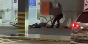 Vídeo: homem embriagado é espancado por segurança após pedir comida em supermercado