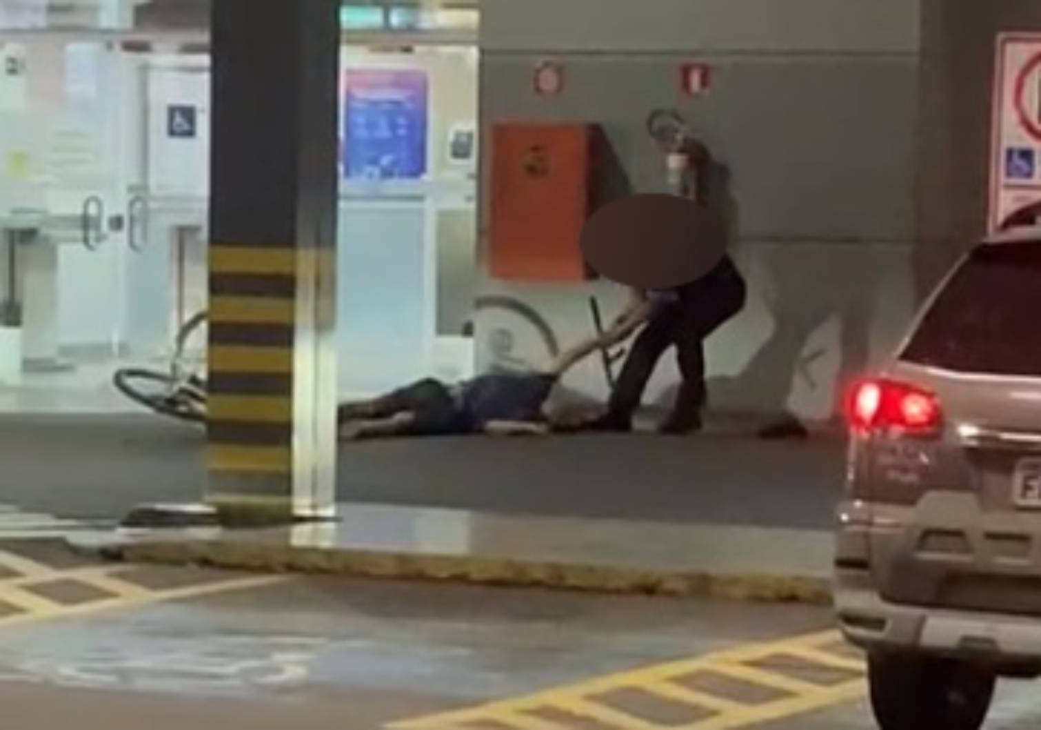 Vídeo: homem embriagado é espancado por segurança após pedir comida em supermercado