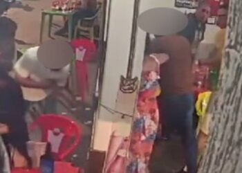 Policial é preso ao atirar em homem durante briga em bar; imagens mostram briga e tiro 