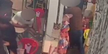 Policial é preso ao atirar em homem durante briga em bar; imagens mostram briga e tiro 