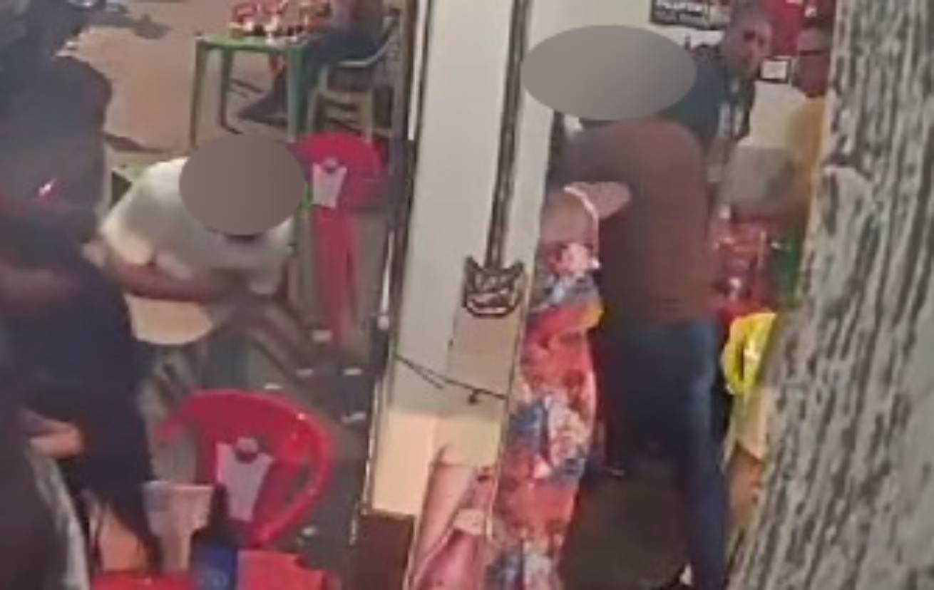 Policial é preso ao atirar em homem durante briga em bar; imagens mostram briga e tiro 