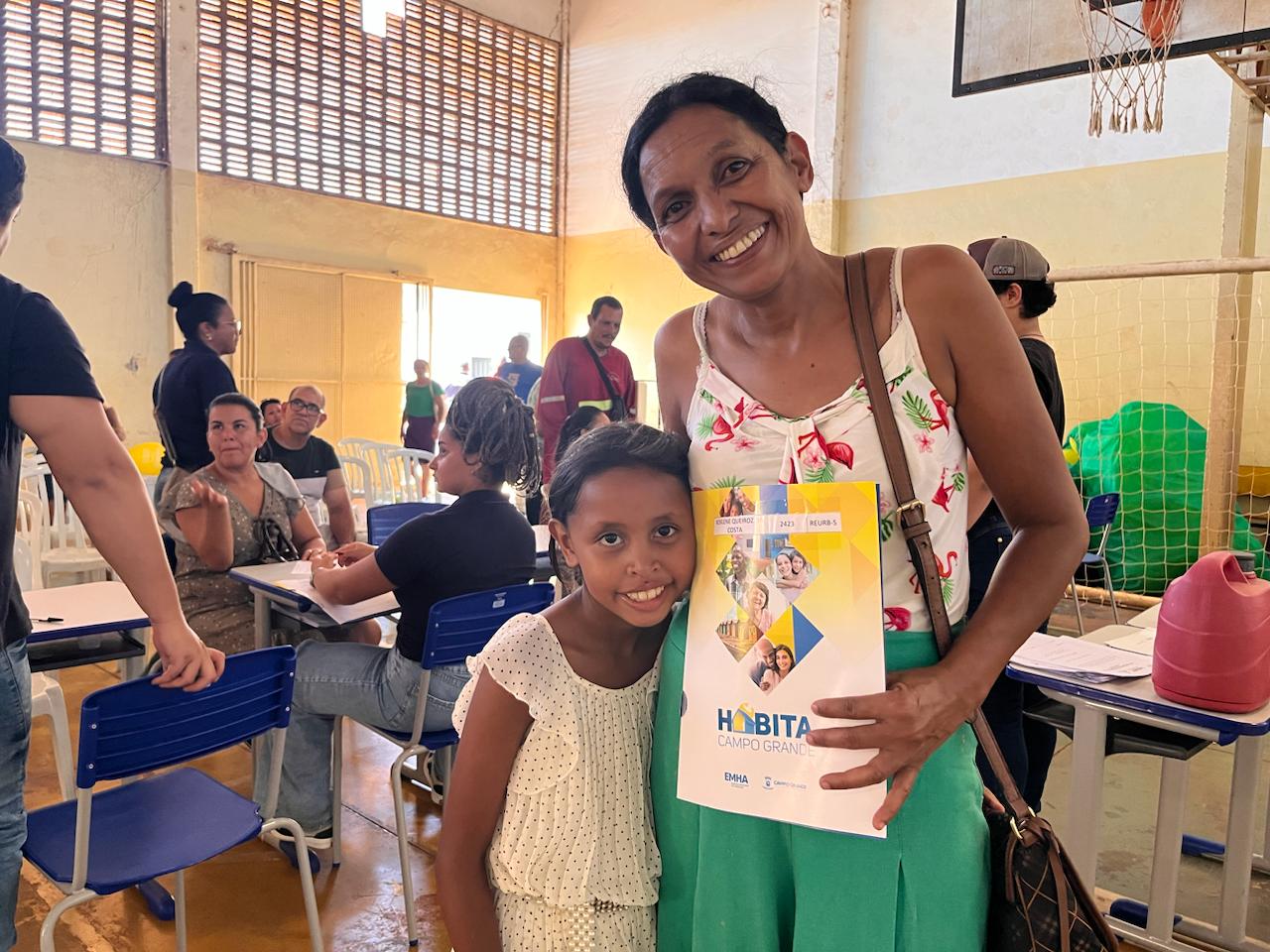 Prefeitura entrega contratos de regularização fundiária para famílias de cinco bairros de Campo Grande