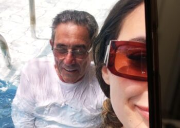 Com direito a cerveja na boca, prefeito de MS é flagrado com garotas em pool party em Corumbá