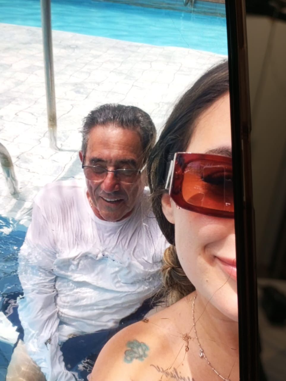 Com direito a cerveja na boca, prefeito de MS é flagrado com garotas em pool party em Corumbá