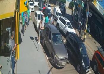 Vídeo: enfurecido condutor de Audi ataca motorista de aplicativo e destrói Palio após batida