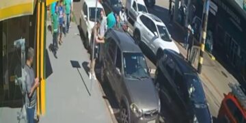 Vídeo: enfurecido condutor de Audi ataca motorista de aplicativo e destrói Palio após batida
