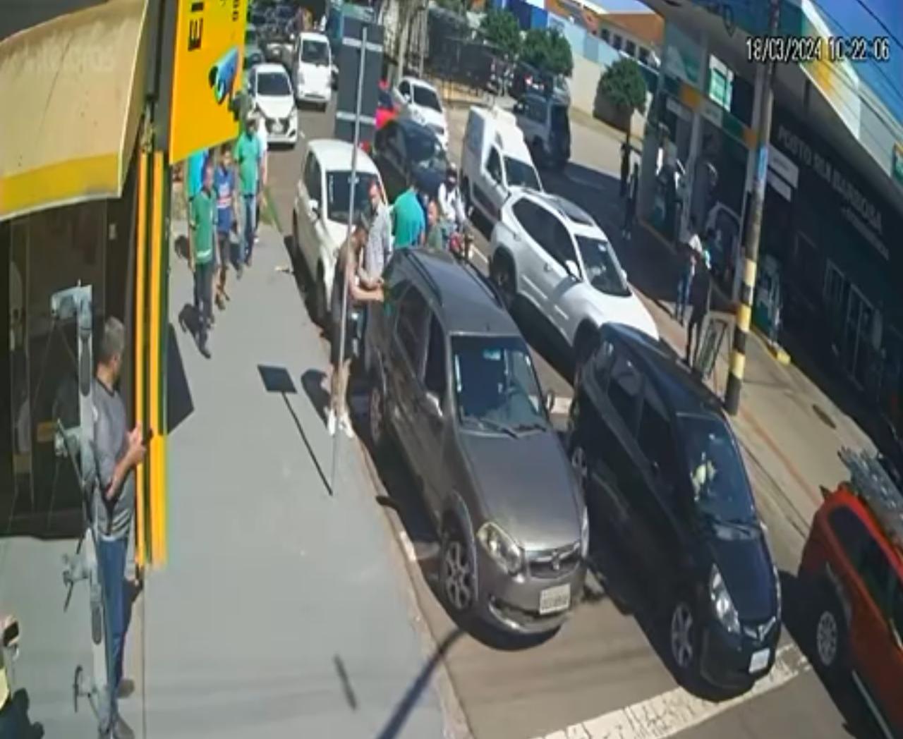 Vídeo: enfurecido condutor de Audi ataca motorista de aplicativo e destrói Palio após batida
