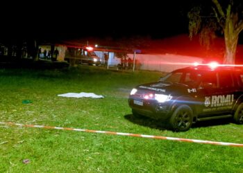 Mulher m*rre baleada ao tentar  proteger o filho durante tiroteio; jovem alvo de atiradores também m*rreu