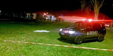 Mulher m*rre baleada ao tentar  proteger o filho durante tiroteio; jovem alvo de atiradores também m*rreu