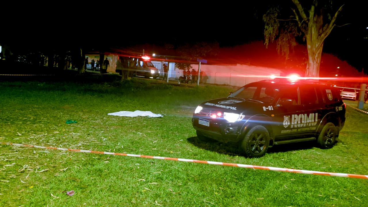 Mulher m*rre baleada ao tentar  proteger o filho durante tiroteio; jovem alvo de atiradores também m*rreu
