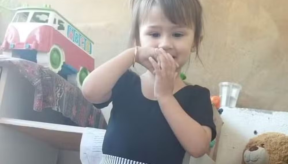 Vídeo: câmera flagra momento em que genitora e padrasto abandonam mala usada para esconder corpo de menina de 3 anos em SC