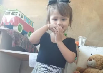 Vídeo: câmera flagra momento em que genitora e padrasto abandonam mala usada para esconder corpo de menina de 3 anos em SC