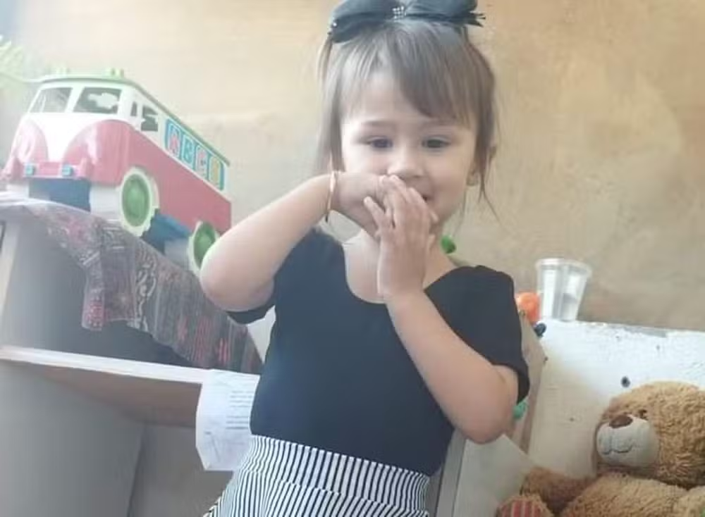 Vídeo: câmera flagra momento em que genitora e padrasto abandonam mala usada para esconder corpo de menina de 3 anos em SC