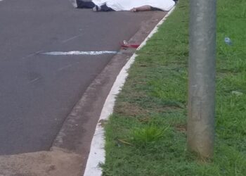 Jovem m*rre ao bater motocicleta em meio-fio e ser arremessado contra poste na entrada do União 