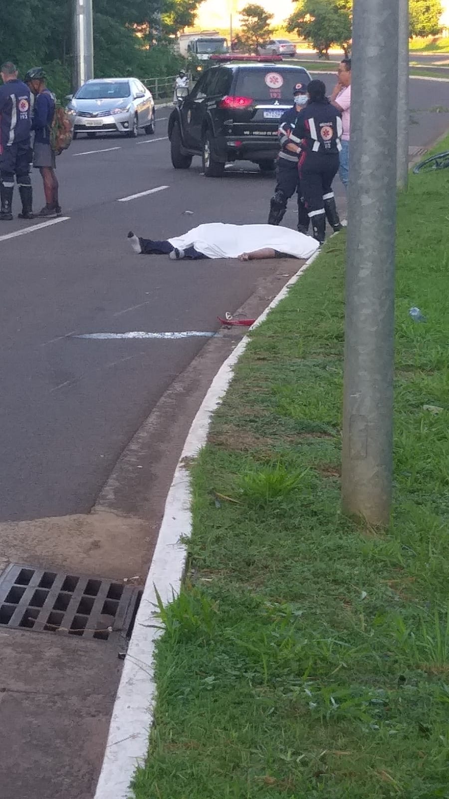 Jovem m*rre ao bater motocicleta em meio-fio e ser arremessado contra poste na entrada do União 