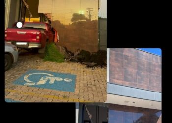 Loja de roupas é “atropelada” por Hillux  na manhã de hoje