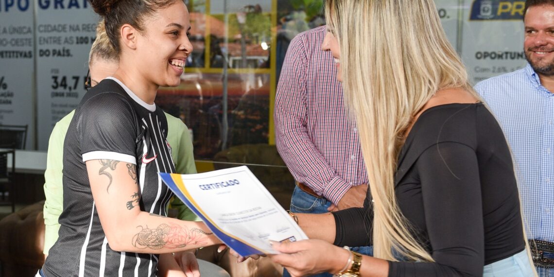 Prefeitura certifica 50 jovens que concluíram o curso de Auxiliar em Serviços Gerais para Equinos