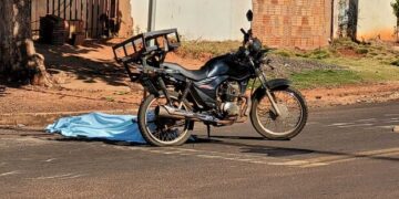 Vídeo: motociclista m*rre ao bater em caminhão apôs motorista não respeitar placa de Pare