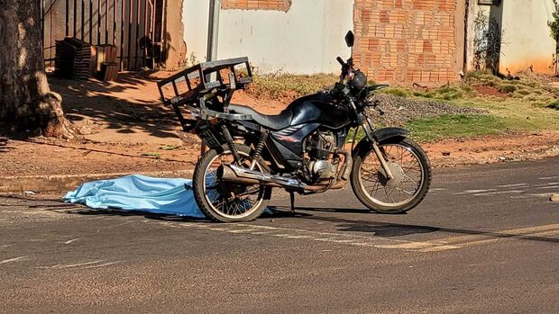 Vídeo: motociclista m*rre ao bater em caminhão apôs motorista não respeitar placa de Pare