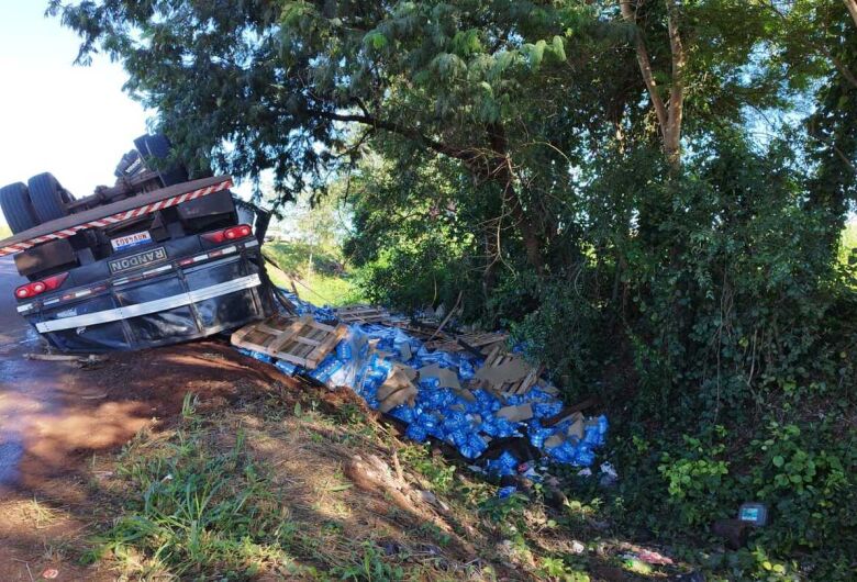 Vídeo: Carreta carregada de cerveja tomba e carga é saqueada em Dourados