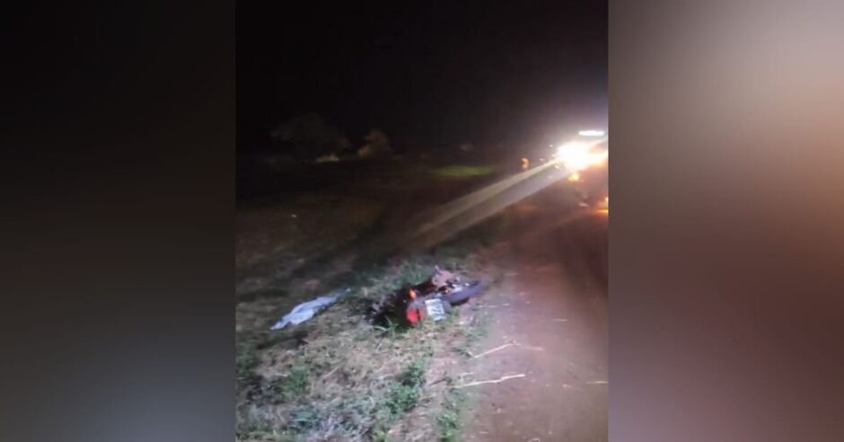 Duas pessoas m*rrem em grave acidente na BR-262 após motociclista bater em carro 