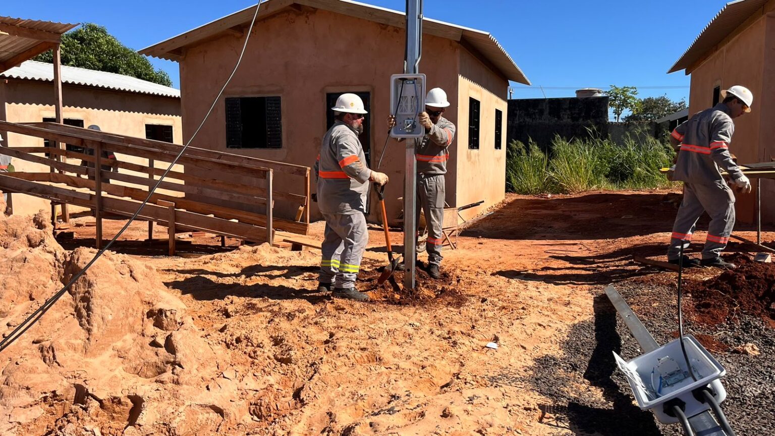 Comunidade Mandela começa a receber padrões de energia