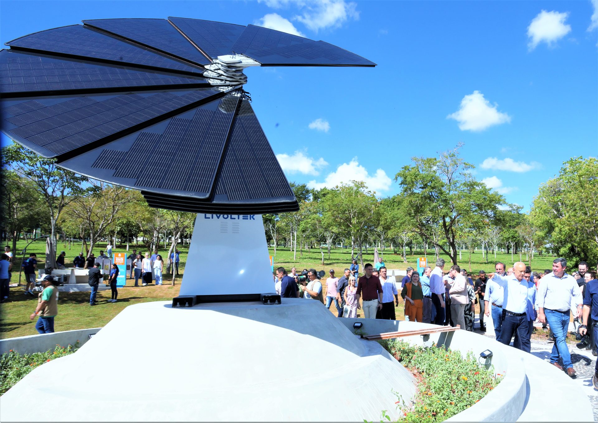 Flor solar: Pequena usina de energia fotovoltaica é inaugurado na Capital