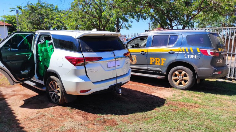 “Dentro da Hilux” mais de uma tonelada de maconha é apreendida pela PRF na BR-376