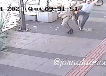 Video: motorista dá voadora em agente de trânsito após ser multado por estacionar em local proibido