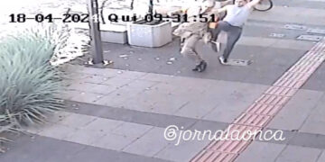 Video: motorista dá voadora em agente de trânsito após ser multado por estacionar em local proibido