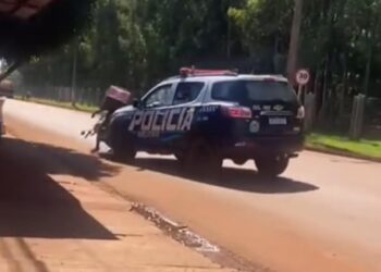 Vídeo: motociclista é atingido por viatura da PM em MS