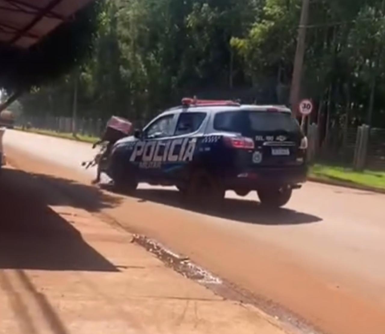 Vídeo: motociclista é atingido por viatura da PM em MS