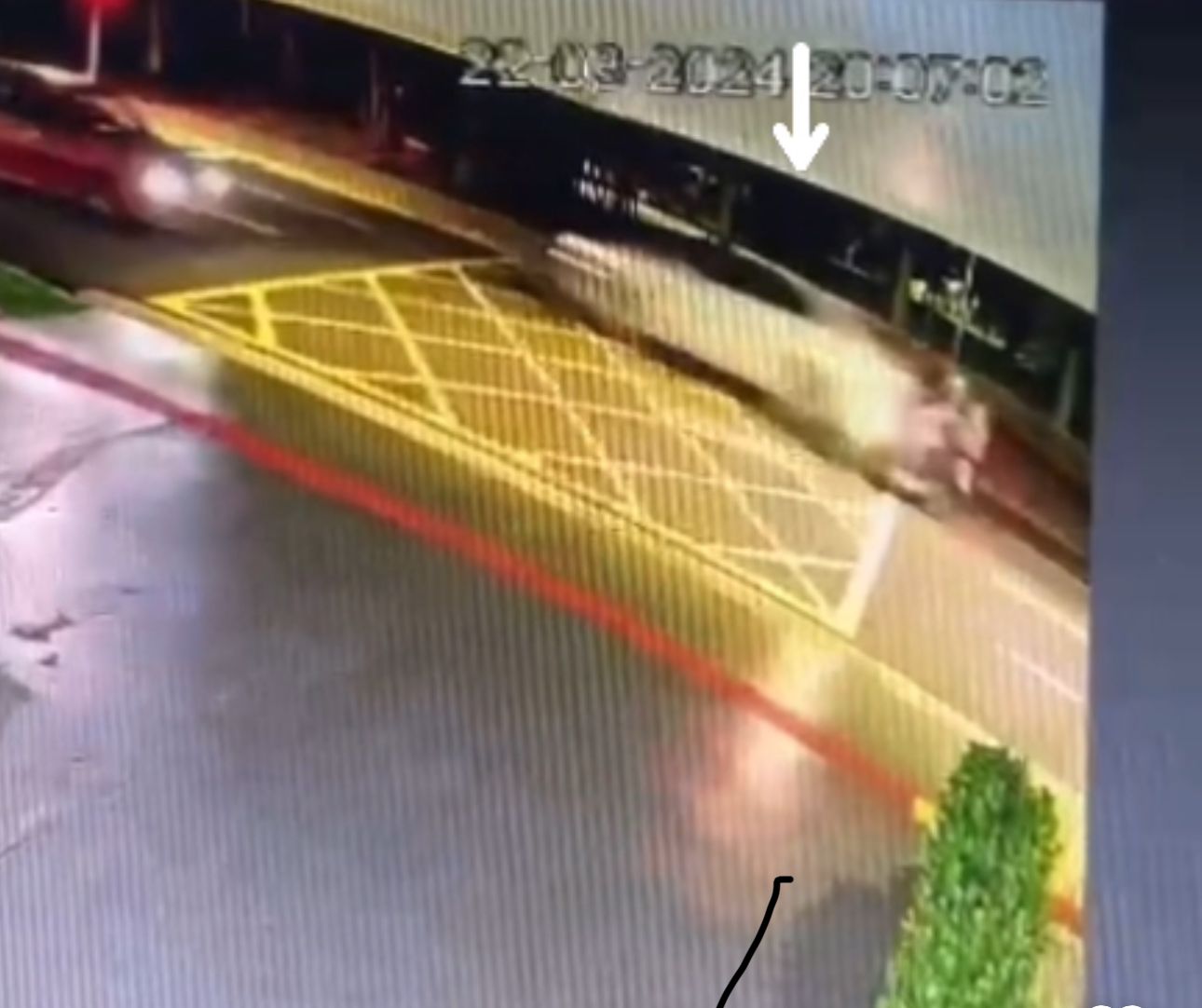 Vídeo: Família busca condutor de Porsche que causou acidente que matou moto entregador em CG 