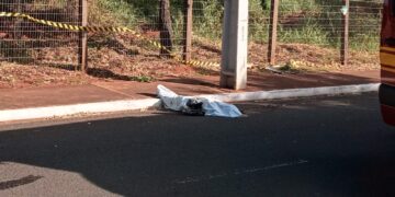 Jovem que morreu ao bater em poste estava indo buscar a filha na escola