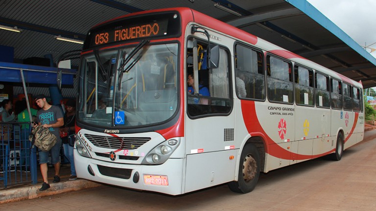 Por causa de lugar, homem agride adolescente em ônibus e diz ser “treinado para matar”