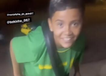 De bicicleta, amigos se reúnem para prestar homenagem a menino m*rto por engano; veja vídeo 