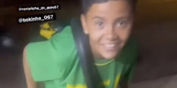 De bicicleta, amigos se reúnem para prestar homenagem a menino m*rto por engano; veja vídeo 